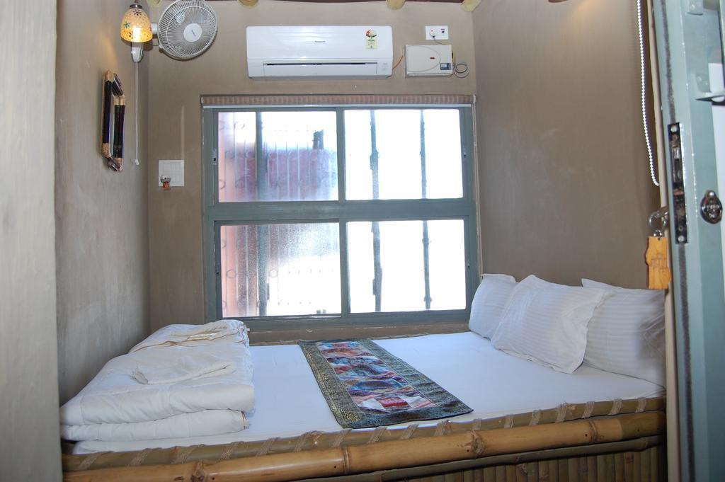 Shri Guest House Varanasi Værelse billede