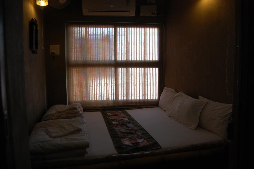 Shri Guest House Varanasi Værelse billede