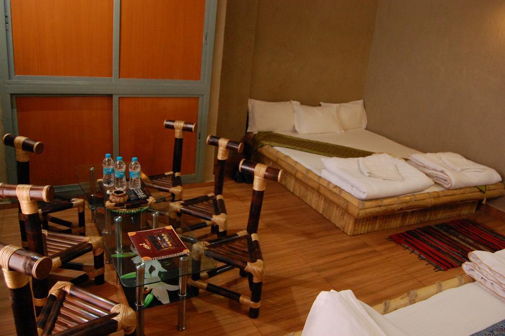 Shri Guest House Varanasi Værelse billede
